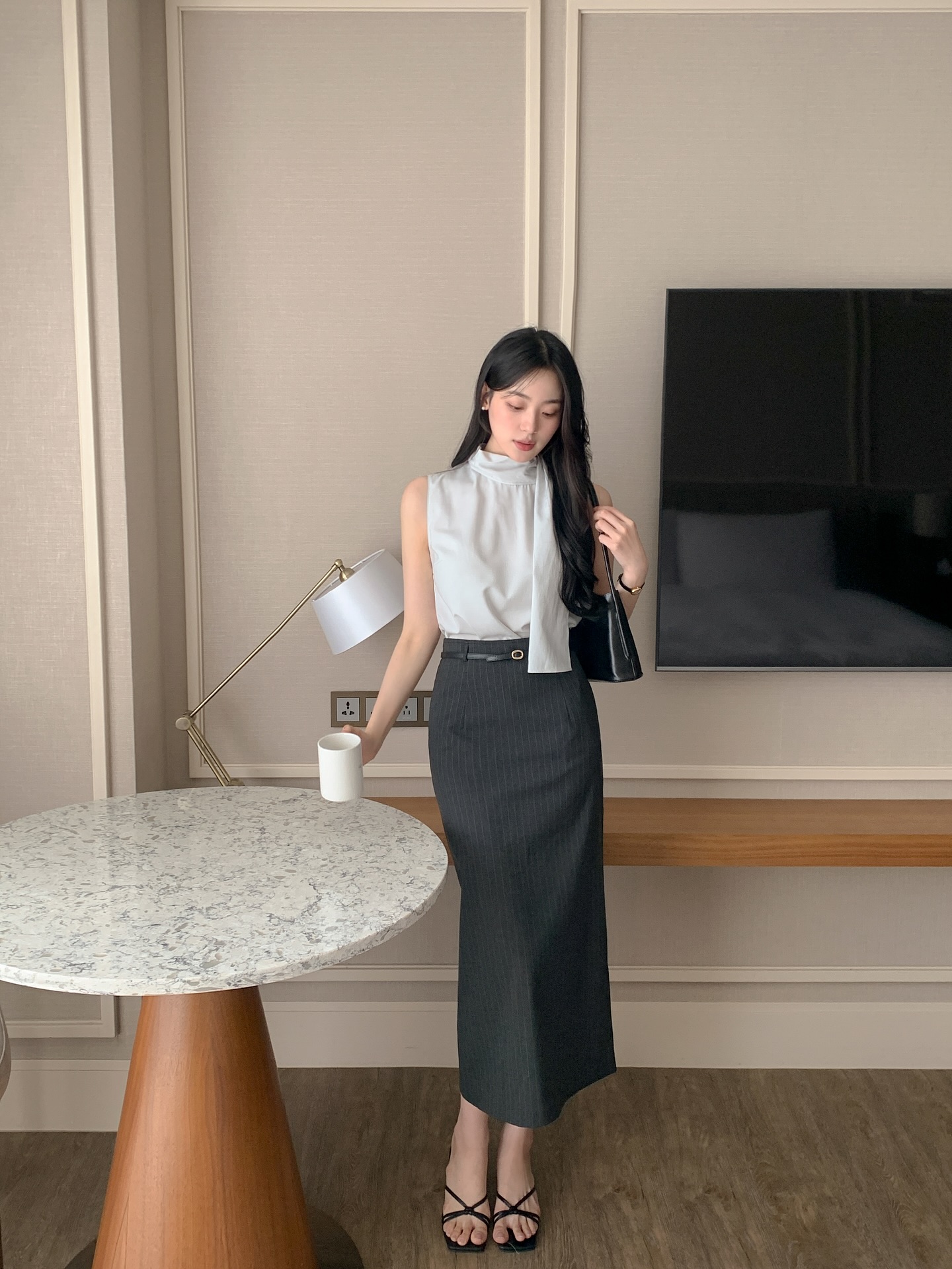 Phối đồ sành điệu đi biển/dạo phố với áo hai dây và chân váy suông.