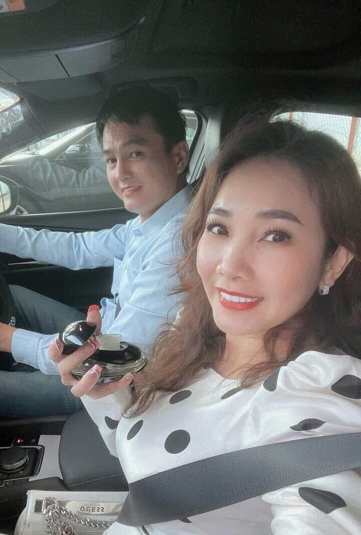 "&Ocirc;ng ho&agrave;ng m&agrave;n ảnh Việt" một thời chăm chỉ phụ vợ k&eacute;m 8 tuổi b&aacute;n nước hoa, 51 tuổi vẫn nu&ocirc;i con mọn- Ảnh 4.