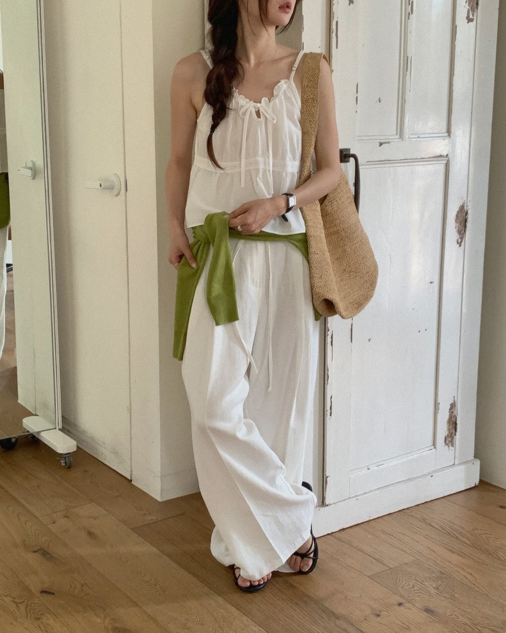 4 mẫu &aacute;o ho&agrave;n hảo để mặc đi du lịch, vừa nhẹ m&aacute;t vừa ăn ảnh- Ảnh 2.