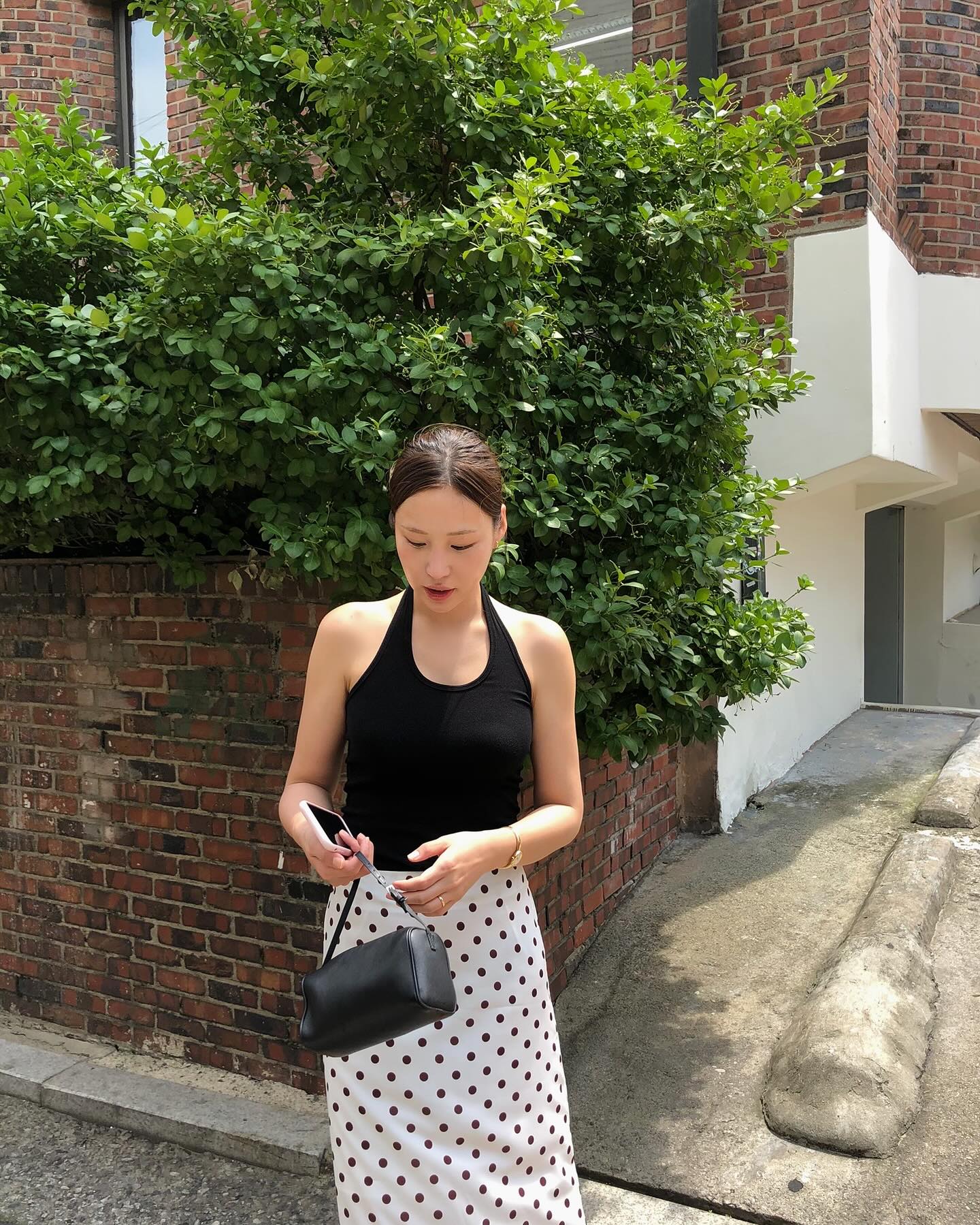 Phối đồ sành điệu đi biển/dạo phố với áo hai dây và chân váy suông.