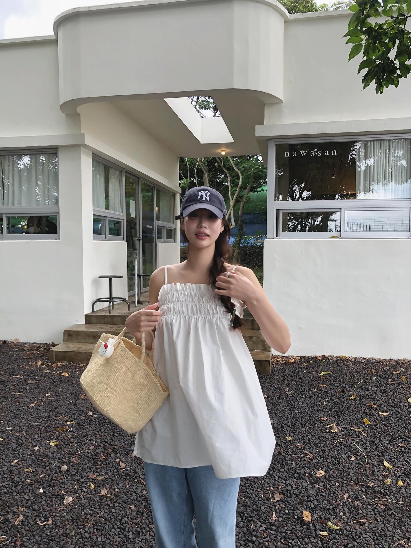 4 mẫu &aacute;o ho&agrave;n hảo để mặc đi du lịch, vừa nhẹ m&aacute;t vừa ăn ảnh- Ảnh 1.