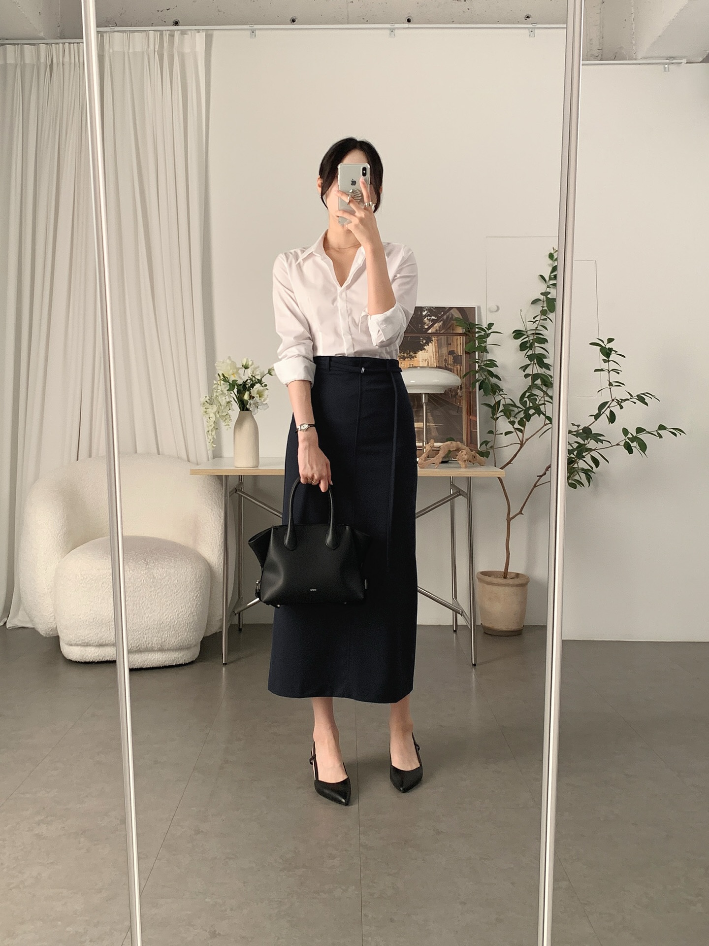 Sơ mi thanh lịch phối chân váy suông, trang phục công sở mùa hè hoàn hảo.