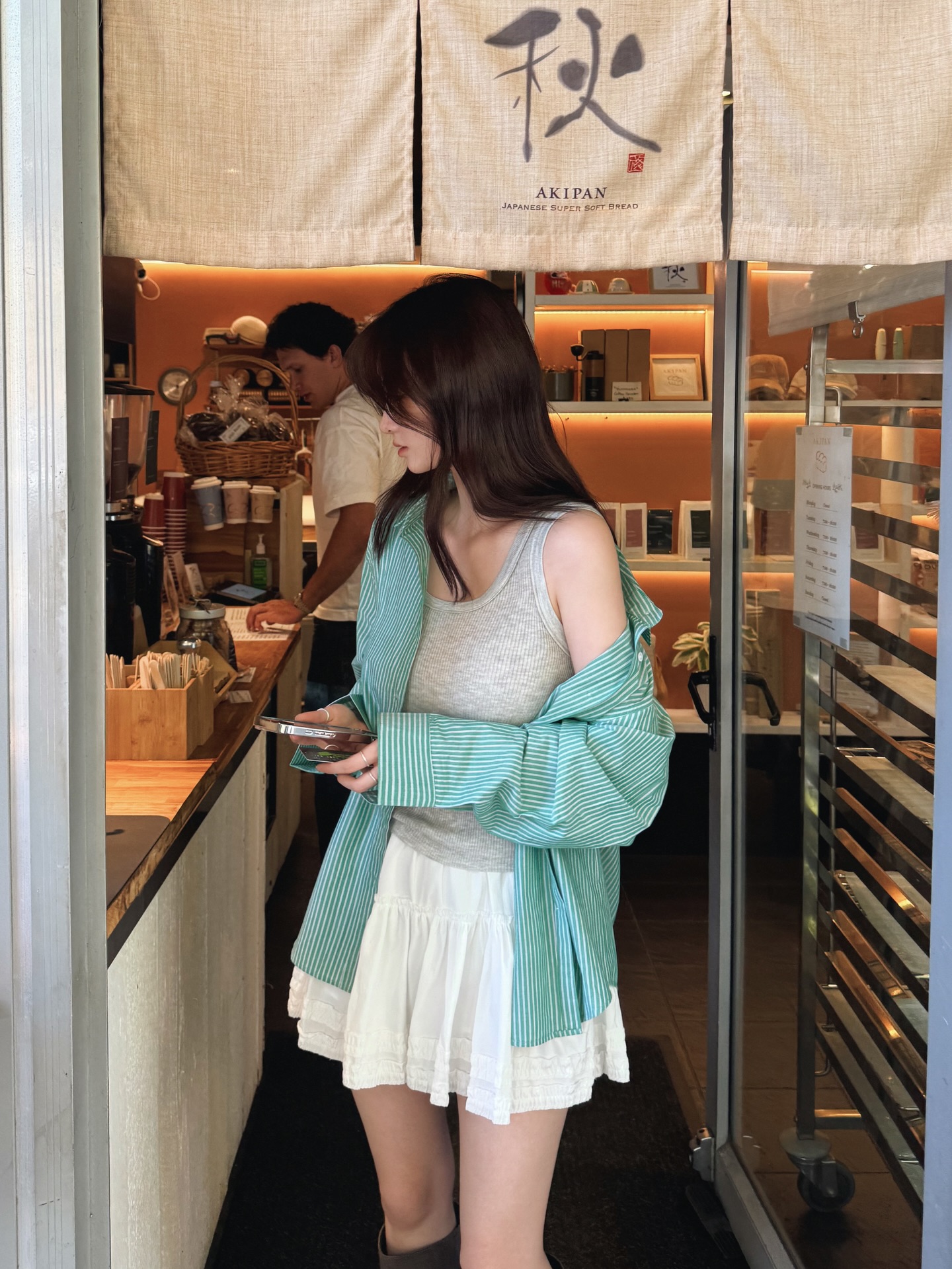 4 mẫu &aacute;o ho&agrave;n hảo để mặc đi du lịch, vừa nhẹ m&aacute;t vừa ăn ảnh- Ảnh 9.