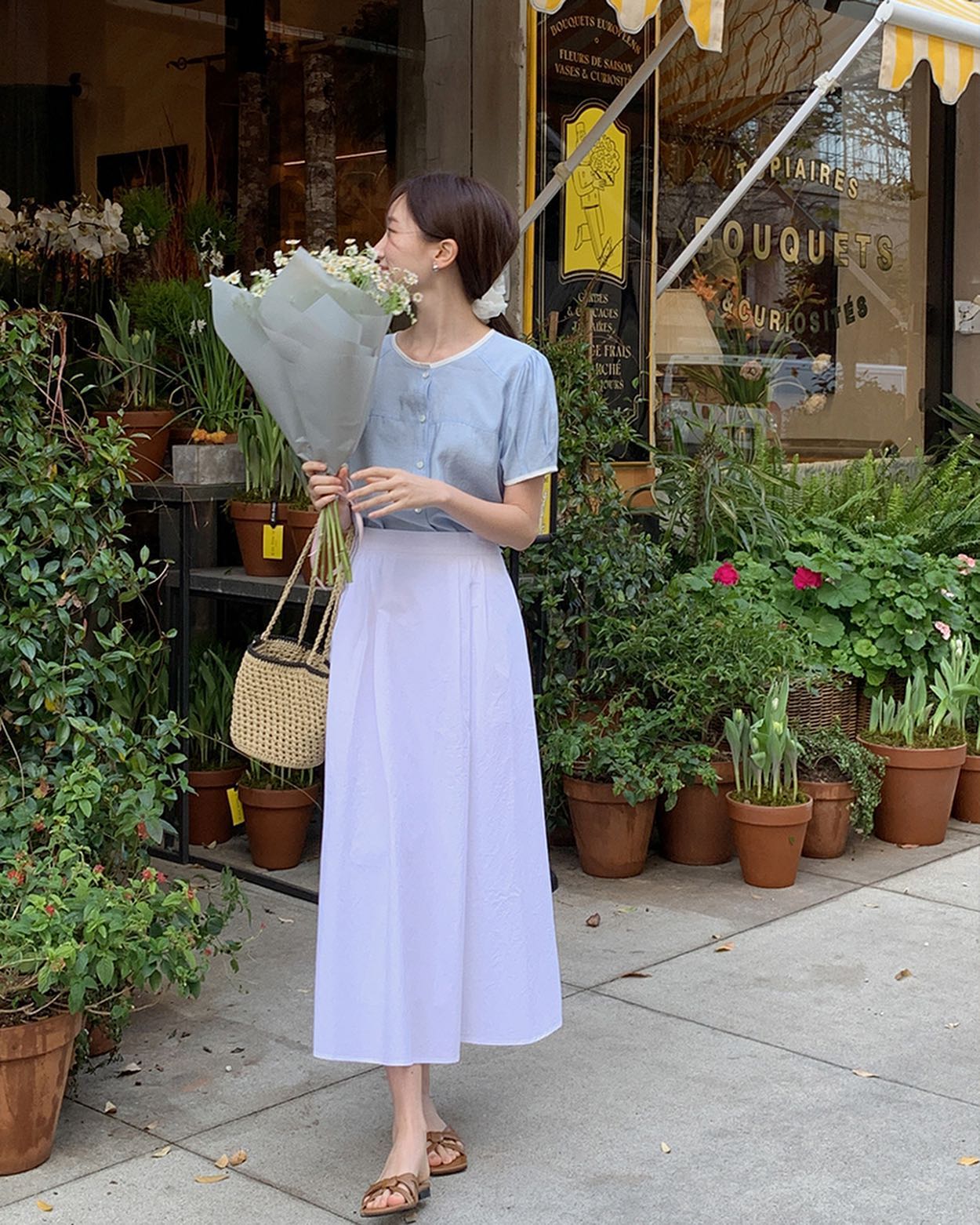 Áo blouse điệu đà phối chân váy suông, phong cách nữ tính dạo phố mùa hè.