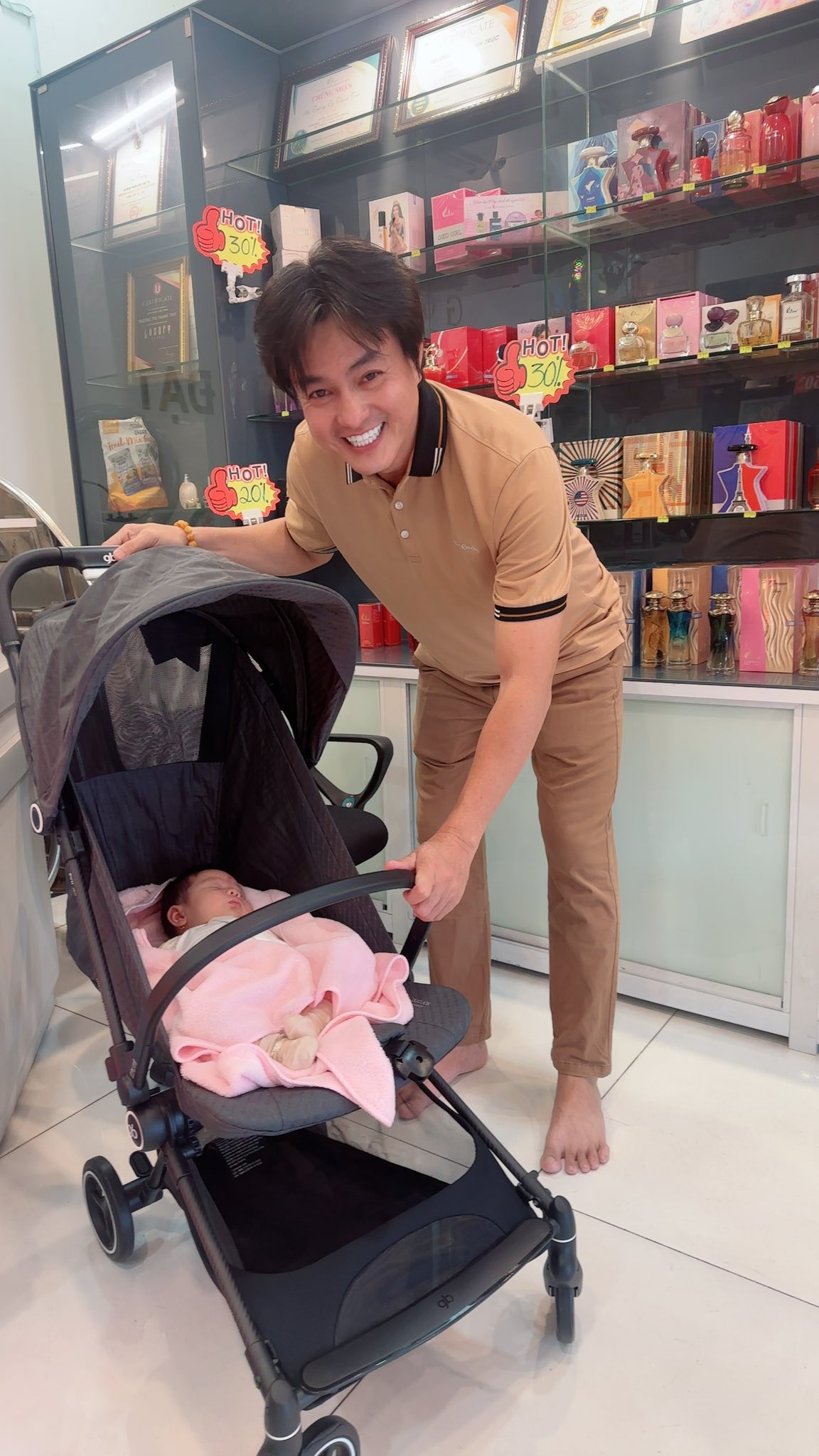 "&Ocirc;ng ho&agrave;ng m&agrave;n ảnh Việt" một thời chăm chỉ phụ vợ k&eacute;m 8 tuổi b&aacute;n nước hoa, 51 tuổi vẫn nu&ocirc;i con mọn- Ảnh 9.