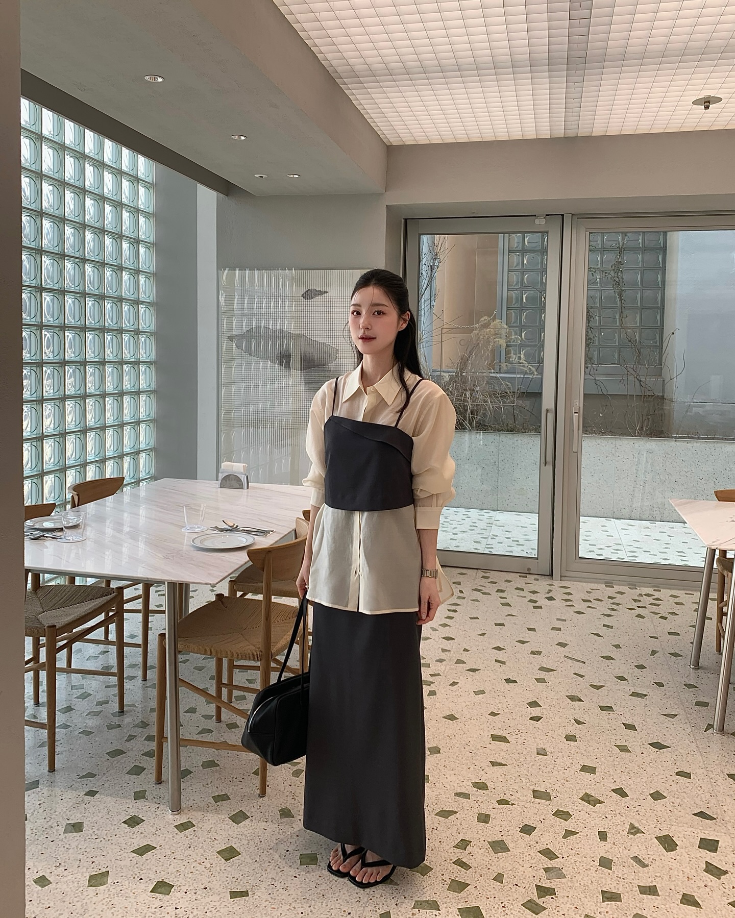 Sơ mi thanh lịch phối chân váy suông, trang phục công sở mùa hè hoàn hảo.