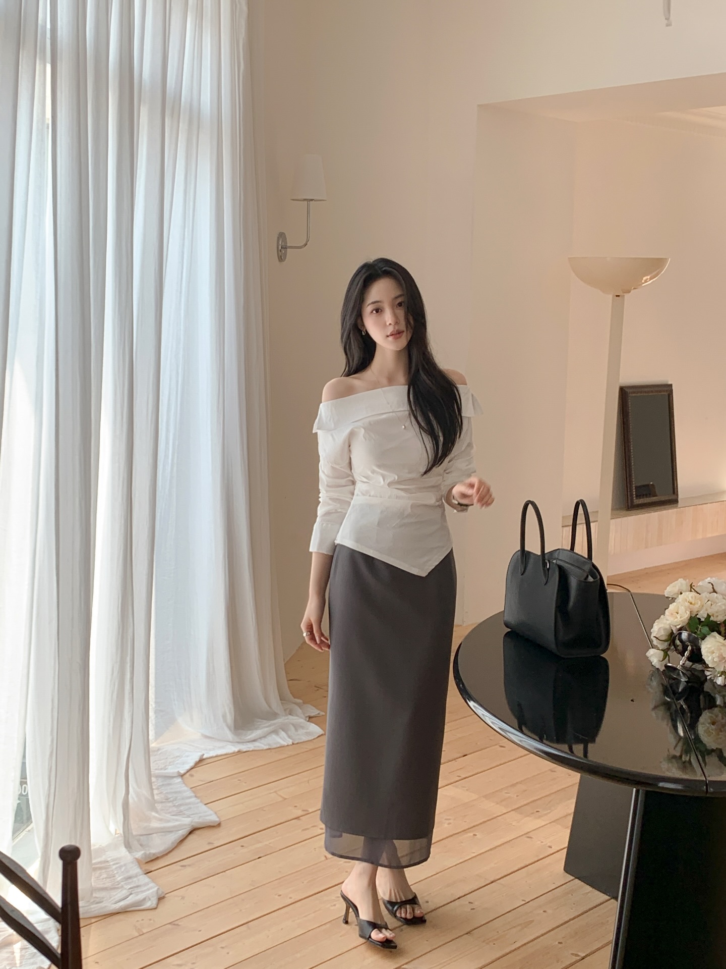 Áo blouse điệu đà phối chân váy suông, phong cách nữ tính dạo phố mùa hè.