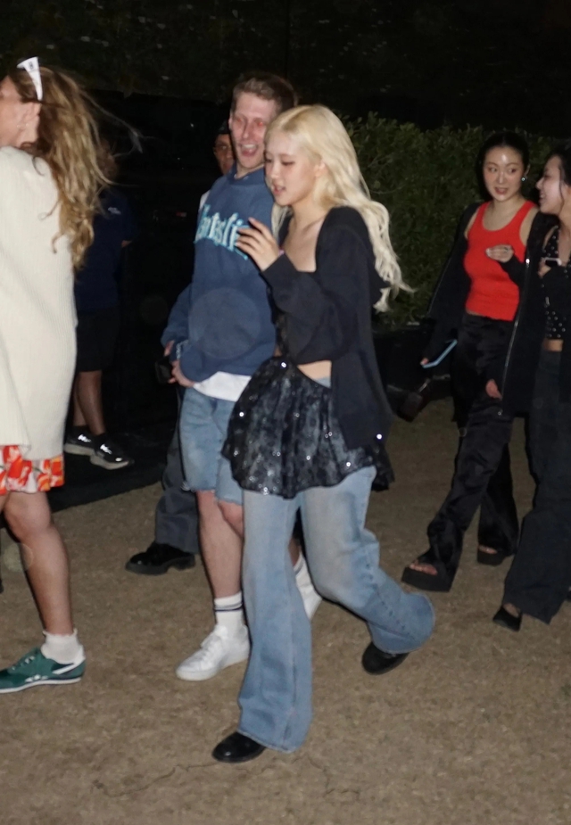 G&aacute;i đẹp đổ bộ Coachella 2026: Ngắm Lisa, Jennie, Kendall Jenner... copy được khối c&ocirc;ng thức mặc đẹp- Ảnh 3.