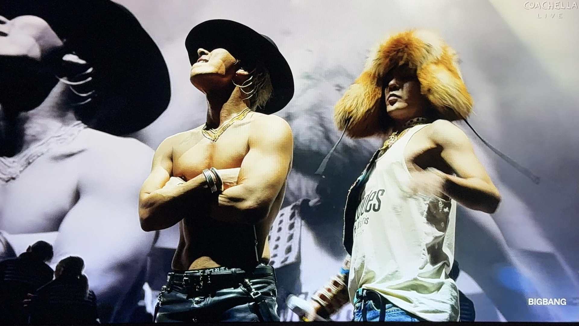 G-Dragon đem 3000 vi&ecirc;n kim cương l&ecirc;n s&acirc;n khấu Coachella nhưng kh&ocirc;ng s&aacute;ng bằng khoảnh khắc c&ugrave;ng Taeyang l&agrave;m 1 chuyện- Ảnh 10.