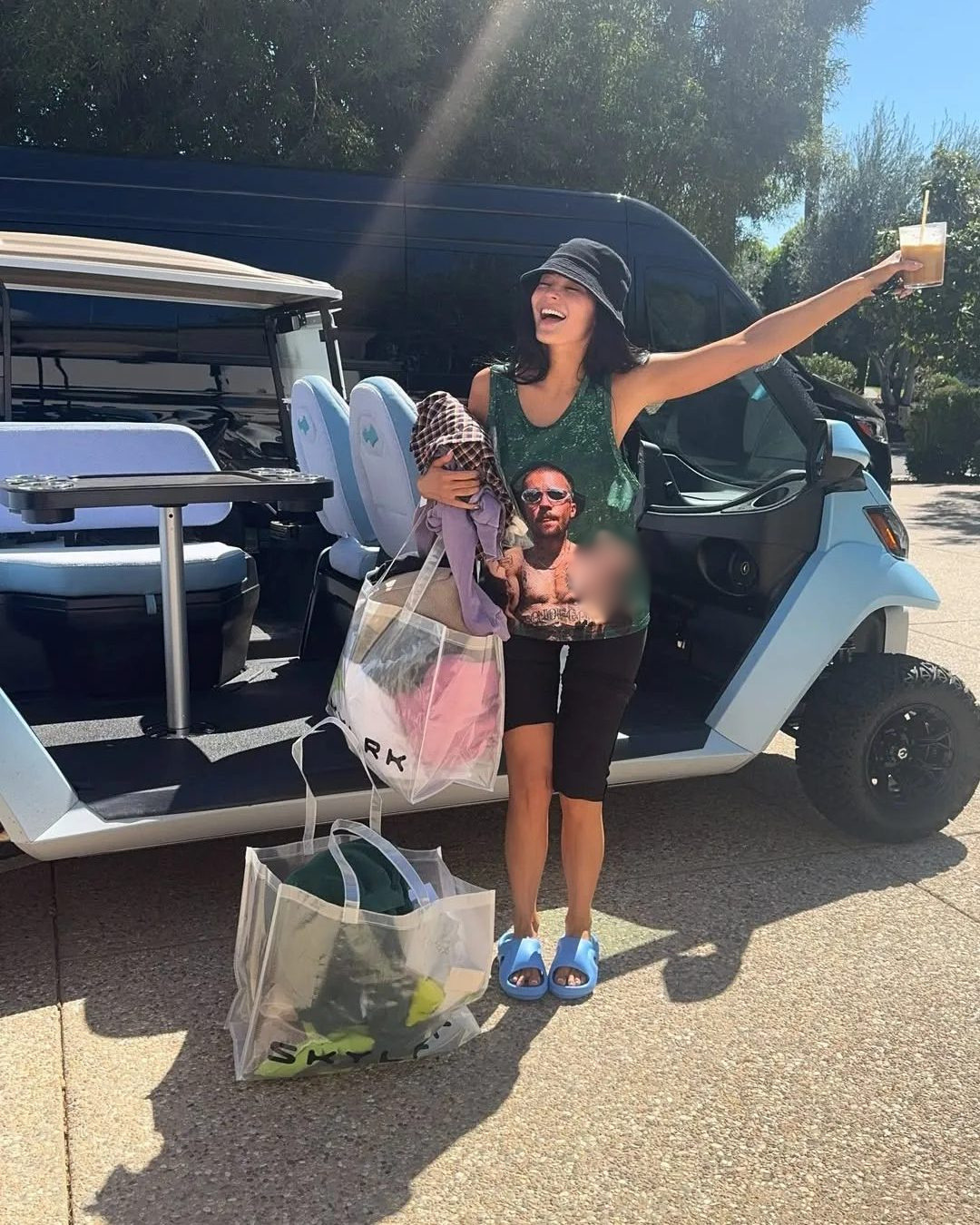 Coachella 2026: Bộ 3 BLACKPINK &ldquo;ngoan xinh&hellip; nhạt&rdquo;, kh&ocirc;ng ai nổi hơn Kylie Jenner v&igrave; chiếc &aacute;o in mặt một người- Ảnh 11.