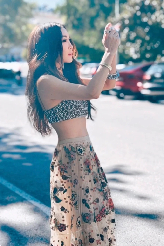 N&agrave;ng "Đ&aacute;t Kỷ" quyến rũ nhất m&agrave;n ảnh tuổi 60 vẫn trẻ mướt, da căng: Rất chăm ăn 1 m&oacute;n chống nắng, bơm retinol, chợ Việt quanh năm c&oacute; - Ảnh 2.