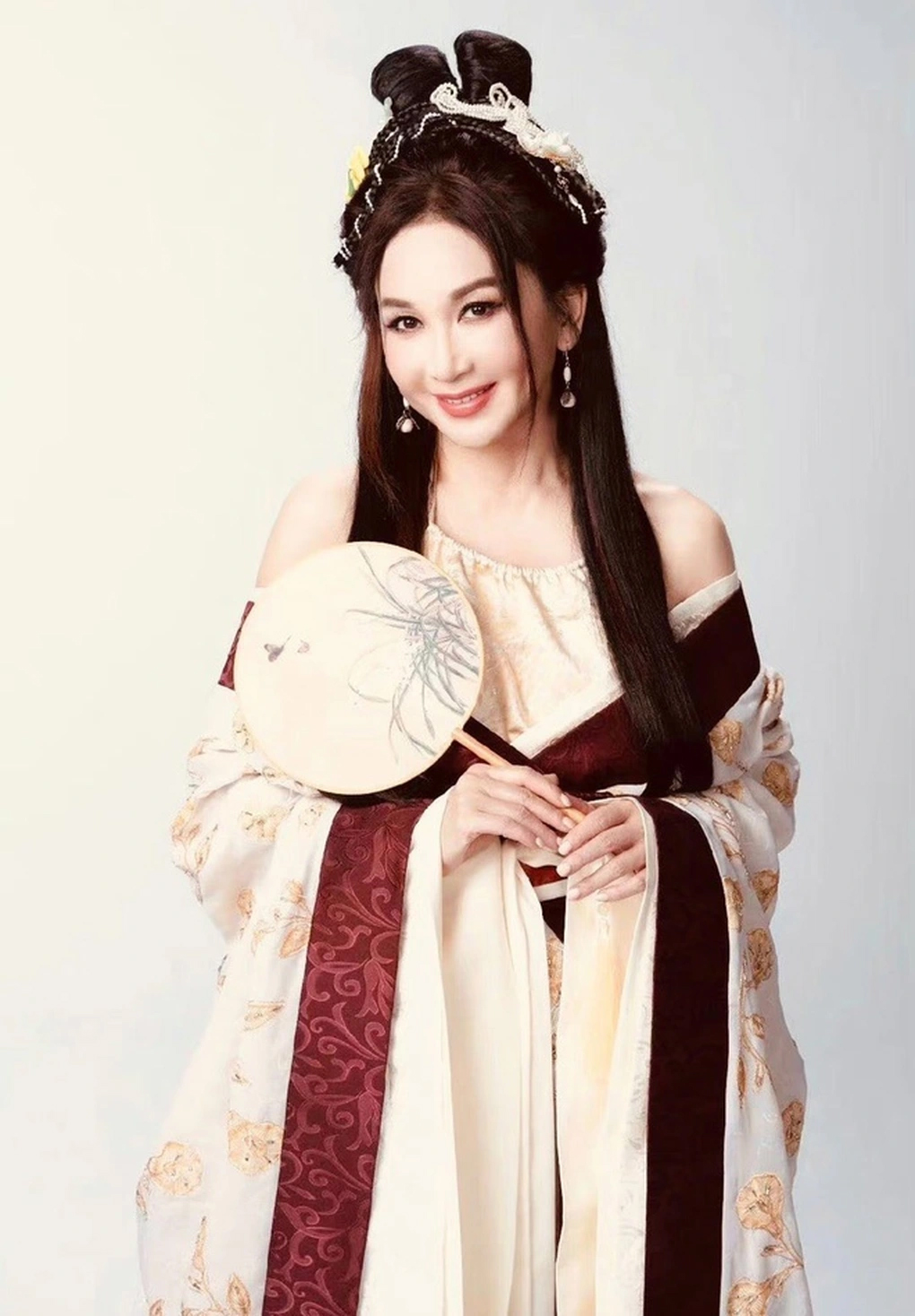 N&agrave;ng "Đ&aacute;t Kỷ" quyến rũ nhất m&agrave;n ảnh tuổi 60 vẫn trẻ mướt, da căng: Rất chăm ăn 1 m&oacute;n chống nắng, bơm retinol, chợ Việt quanh năm c&oacute; - Ảnh 4.