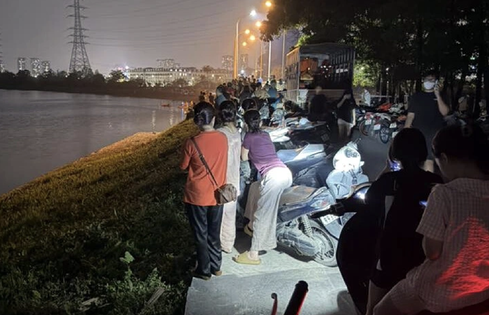 Hai thiếu ni&ecirc;n đuối nước thương t&acirc;m tại hồ Y&ecirc;n Sở đ&ecirc;m 12 - 4 - Ảnh 1.