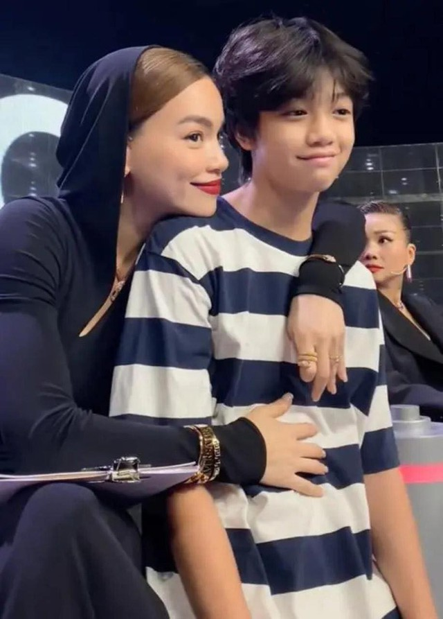 Subeo: Lớn l&ecirc;n giữa h&agrave;o quang nhưng chọn c&aacute;ch sống giản dị, anh cả cao lớn của 4 em nhỏ, "sợi d&acirc;y t&igrave;nh cảm" kết nối hai gia đ&igrave;nh- Ảnh 8.