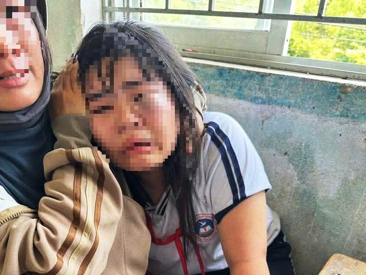 Nữ sinh lớp 7 bị 2 nam sinh lớp 9 đánh nhập viện- Ảnh 1. Nữ sinh lớp 7 bị 2 nam sinh lớp 9 đánh nhập viện- Ảnh 1.