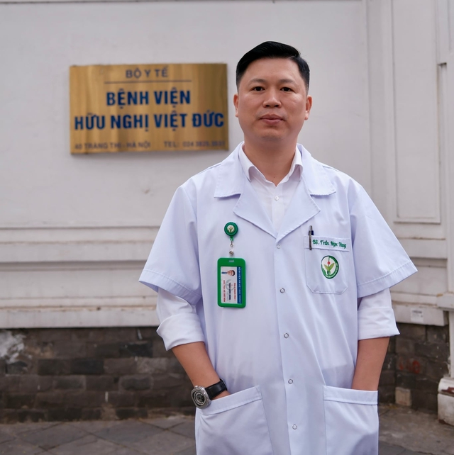 B&aacute;c sĩ Việt Đức cảnh b&aacute;o: Loại nước nhiều người trẻ uống mỗi ng&agrave;y đang &acirc;m thầm l&agrave;m hại xương khớp, 30 tuổi đ&atilde; đau lưng, tho&aacute;t vị đĩa đệm- Ảnh 1.