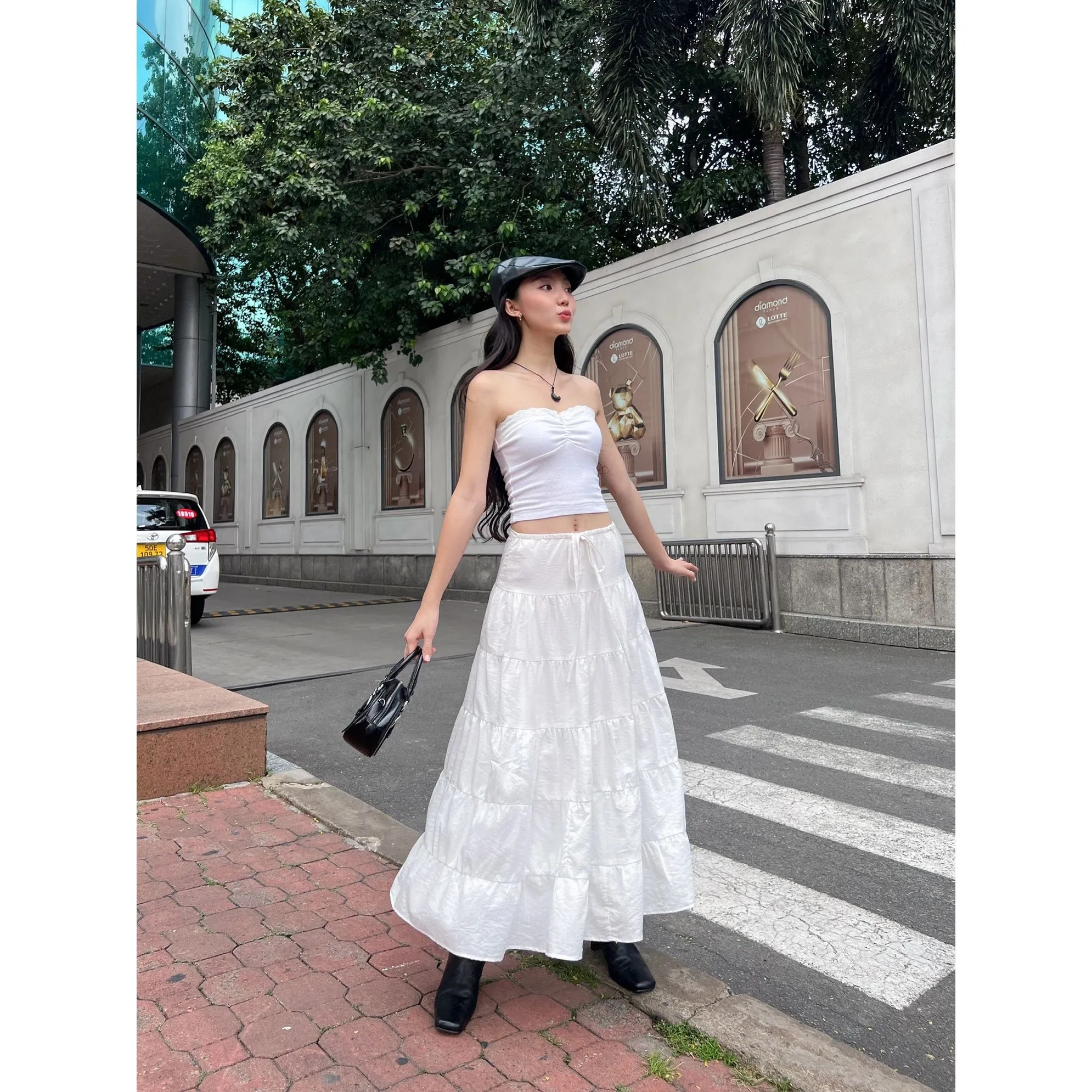 Kh&ocirc;ng cần đồ đắt tiền vẫn to&aacute;t l&ecirc;n kh&iacute; chất &ldquo;old money&rdquo;: Chỉ cần &aacute;o gile đen + v&aacute;y trắng l&agrave; đủ - Ảnh 7.