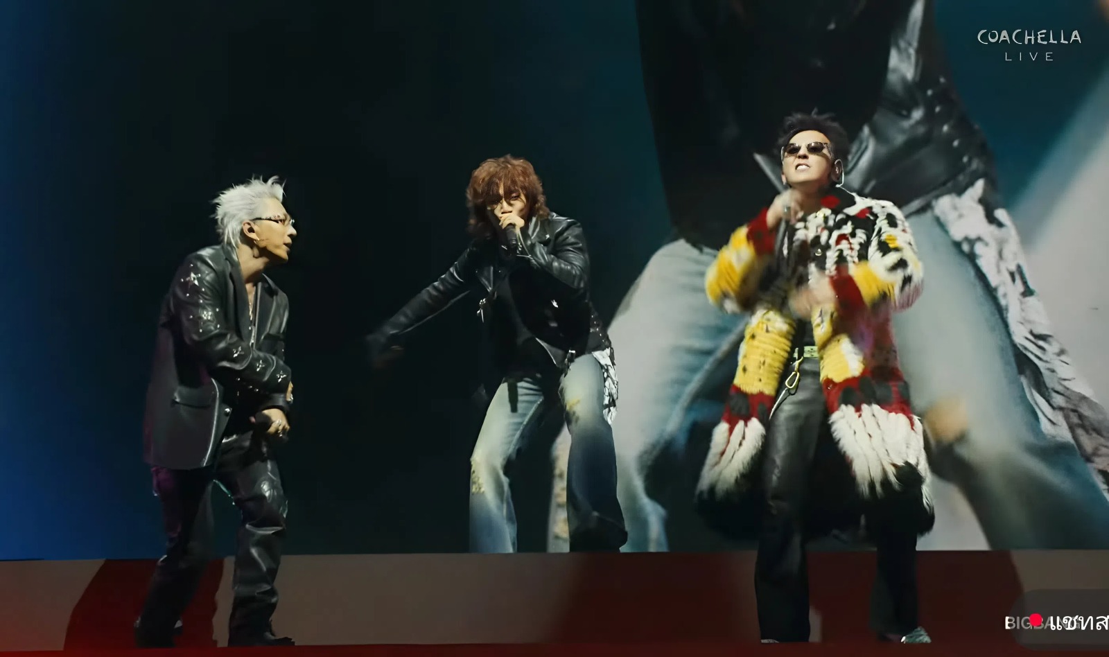 G-Dragon đem 3000 vi&ecirc;n kim cương l&ecirc;n s&acirc;n khấu Coachella nhưng kh&ocirc;ng s&aacute;ng bằng khoảnh khắc c&ugrave;ng Taeyang l&agrave;m 1 chuyện- Ảnh 2.