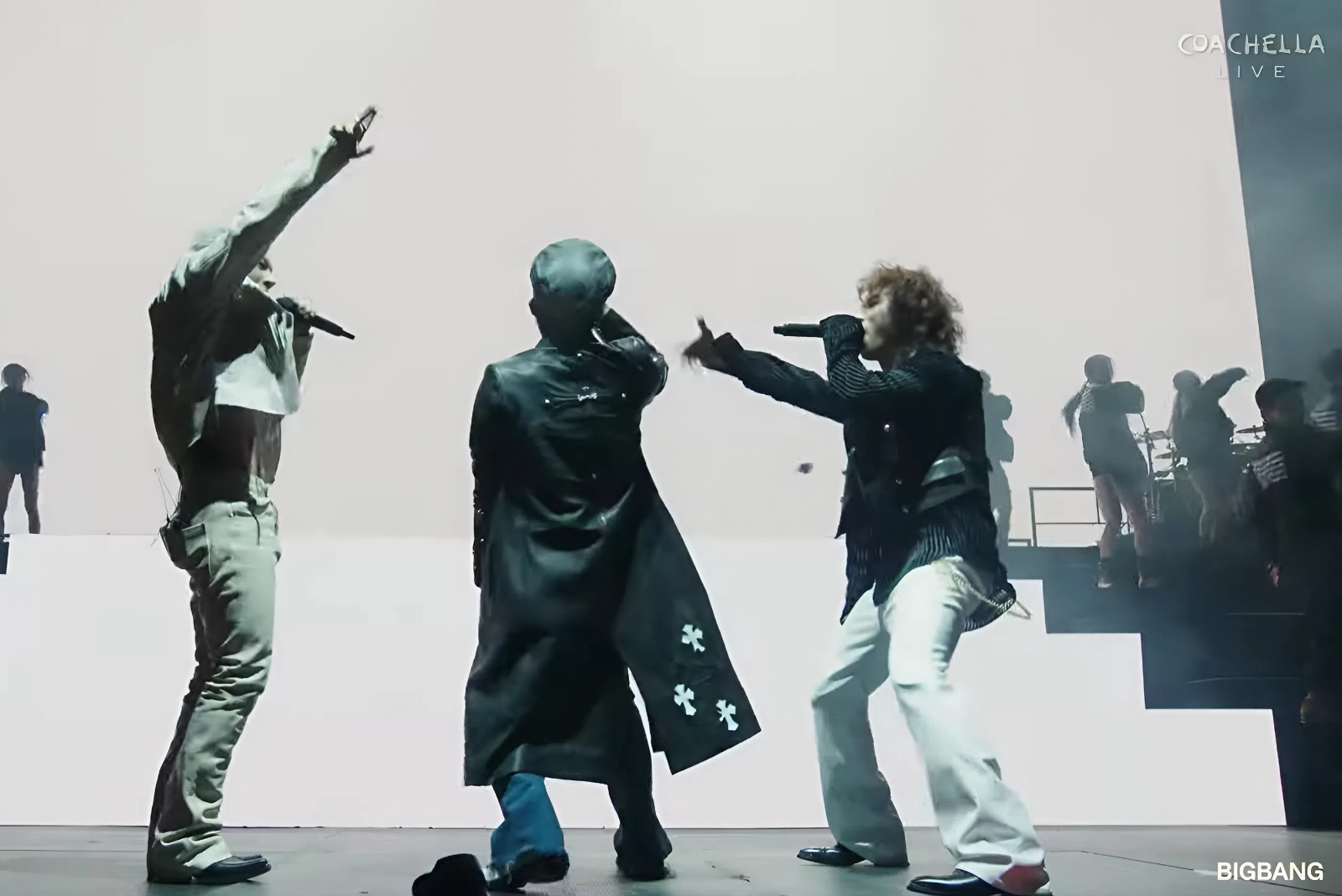 G-Dragon đem 3000 vi&ecirc;n kim cương l&ecirc;n s&acirc;n khấu Coachella nhưng kh&ocirc;ng s&aacute;ng bằng khoảnh khắc c&ugrave;ng Taeyang l&agrave;m 1 chuyện- Ảnh 14.