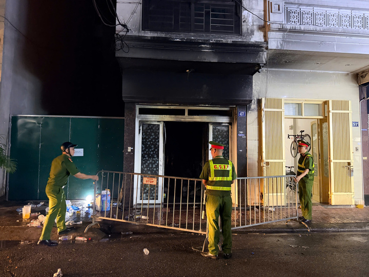 Ch&aacute;y nh&agrave; ở H&agrave; Nội, 5 người mắc kẹt- Ảnh 2.