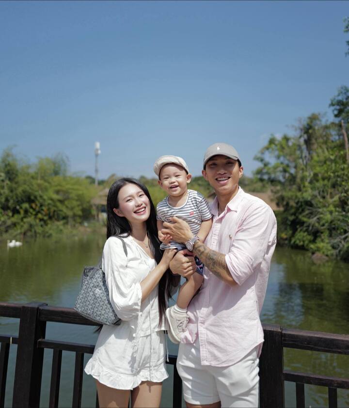 B&agrave; x&atilde; cầu thủ Đo&agrave;n Văn Hậu: Từng lọt top 10 Hoa hậu Việt Nam, học vấn nổi bật- Ảnh 8.