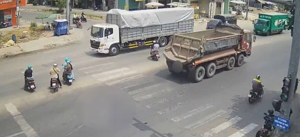 Tai nạn xe ben tông xe máy trên Quốc lộ 13 , cô gái tử vong tại chỗ - Ảnh 1. Tai nạn xe ben tông xe máy trên Quốc lộ 13 , cô gái tử vong tại chỗ - Ảnh 1.