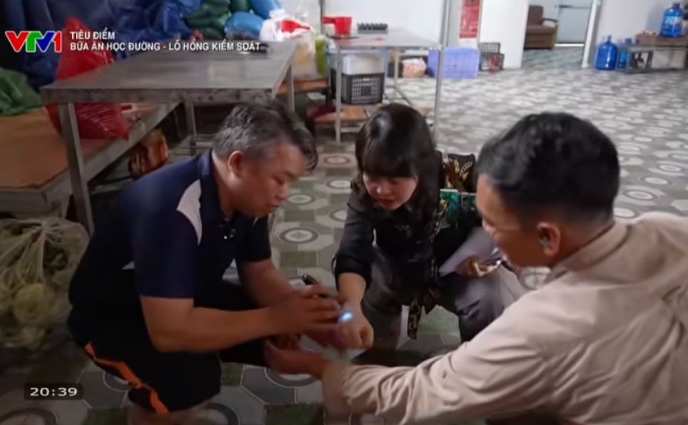 &Ocirc;ng chủ cơ sở thực phẩm hồn nhi&ecirc;n lấy "đ&egrave;n thần" soi độ sạch bẩn của cả thịt b&ograve; v&agrave;... c&aacute;nh tay ph&oacute;ng vi&ecirc;n: V&ocirc; l&yacute; đến bật cười!- Ảnh 1.