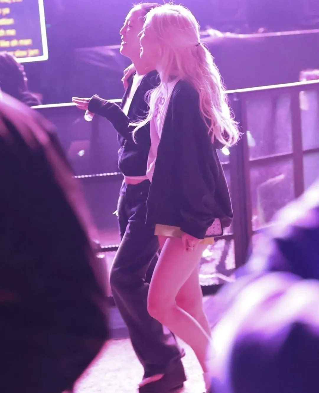 Coachella 2026: Bộ 3 BLACKPINK &ldquo;ngoan xinh&hellip; nhạt&rdquo;, kh&ocirc;ng ai nổi hơn Kylie Jenner v&igrave; chiếc &aacute;o in mặt một người- Ảnh 13.