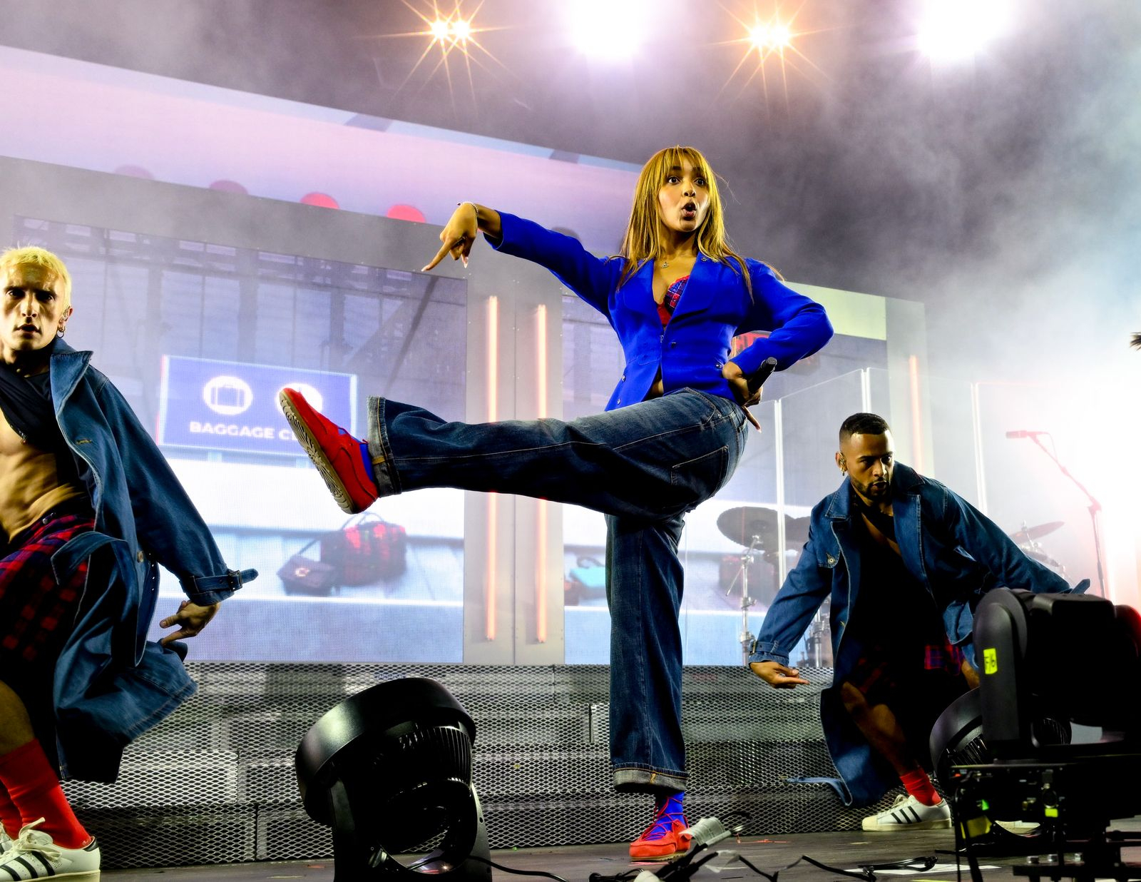 Coachella 2026: Bộ 3 BLACKPINK &ldquo;ngoan xinh&hellip; nhạt&rdquo;, kh&ocirc;ng ai nổi hơn Kylie Jenner v&igrave; chiếc &aacute;o in mặt một người- Ảnh 6.