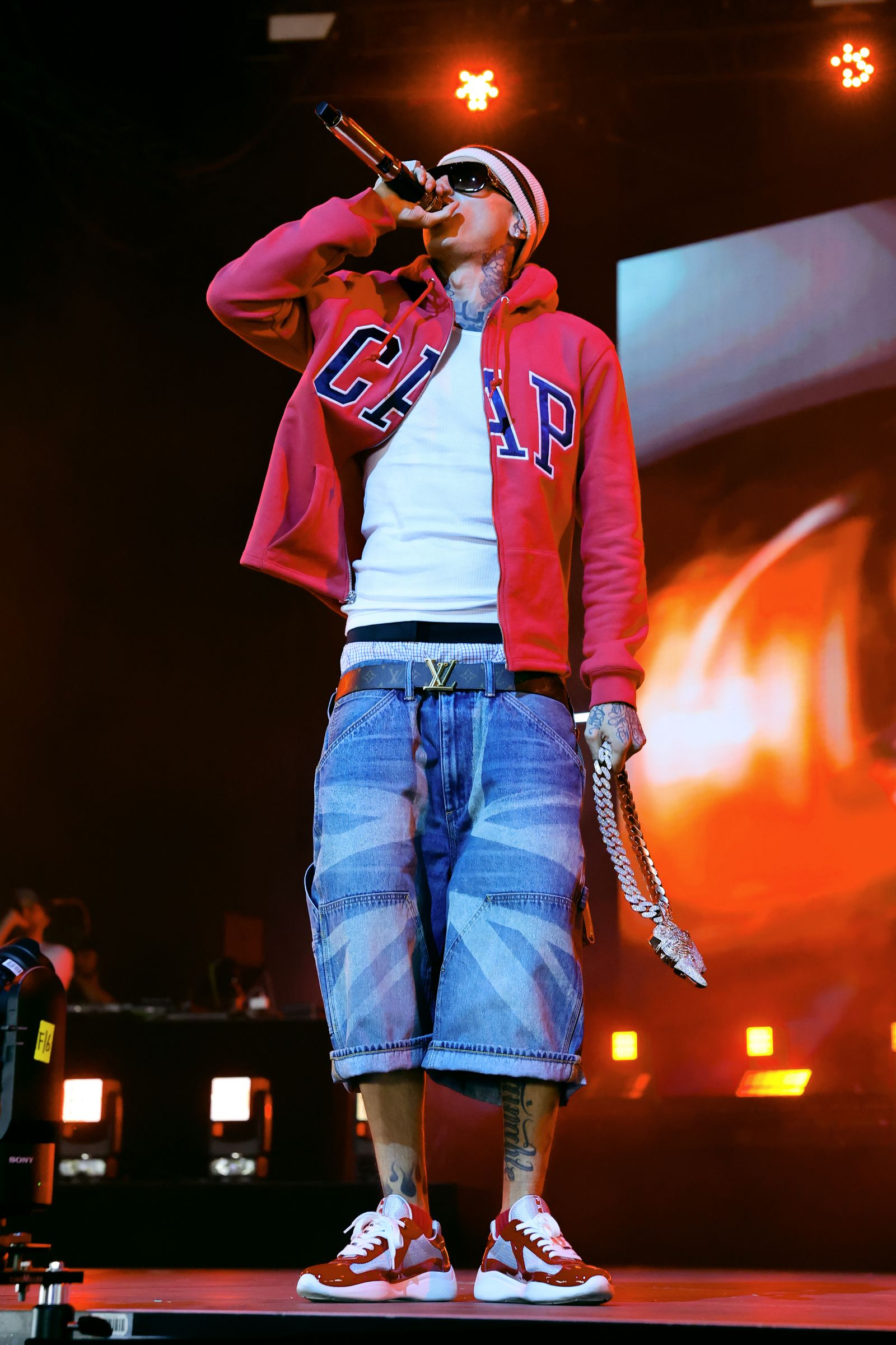 Coachella 2026: Bộ 3 BLACKPINK &ldquo;ngoan xinh&hellip; nhạt&rdquo;, kh&ocirc;ng ai nổi hơn Kylie Jenner v&igrave; chiếc &aacute;o in mặt một người- Ảnh 15.