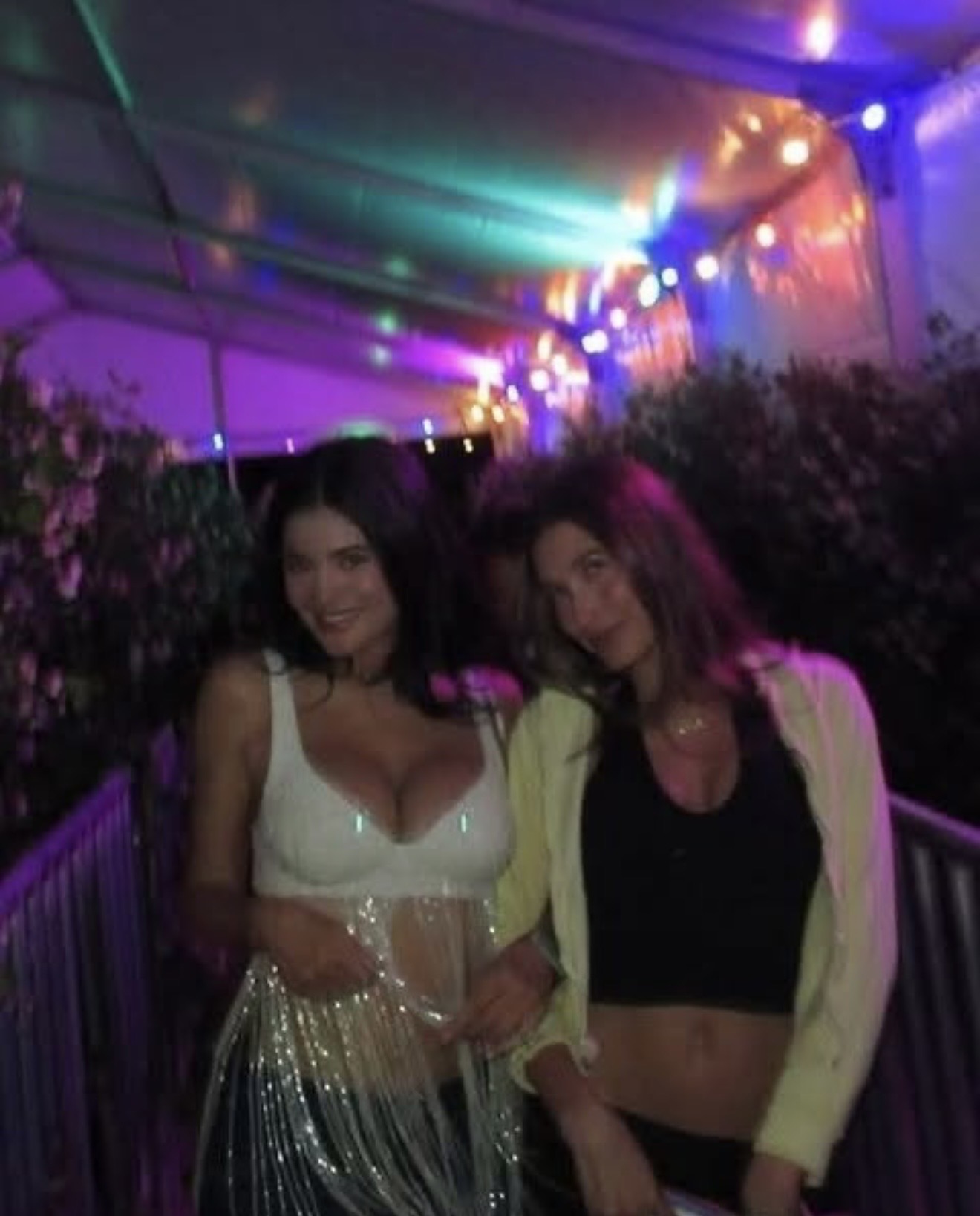 Coachella 2026: Bộ 3 BLACKPINK &ldquo;ngoan xinh&hellip; nhạt&rdquo;, kh&ocirc;ng ai nổi hơn Kylie Jenner v&igrave; chiếc &aacute;o in mặt một người- Ảnh 10.