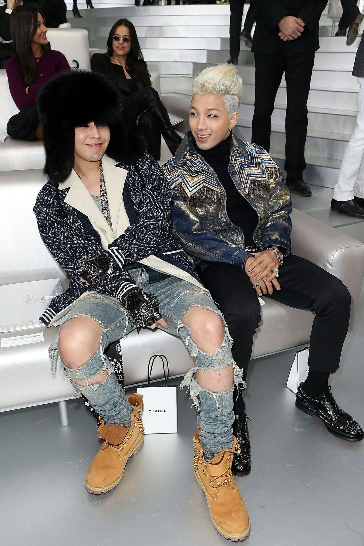 G-Dragon đem 3000 vi&ecirc;n kim cương l&ecirc;n s&acirc;n khấu Coachella nhưng kh&ocirc;ng s&aacute;ng bằng khoảnh khắc c&ugrave;ng Taeyang l&agrave;m 1 chuyện- Ảnh 6.