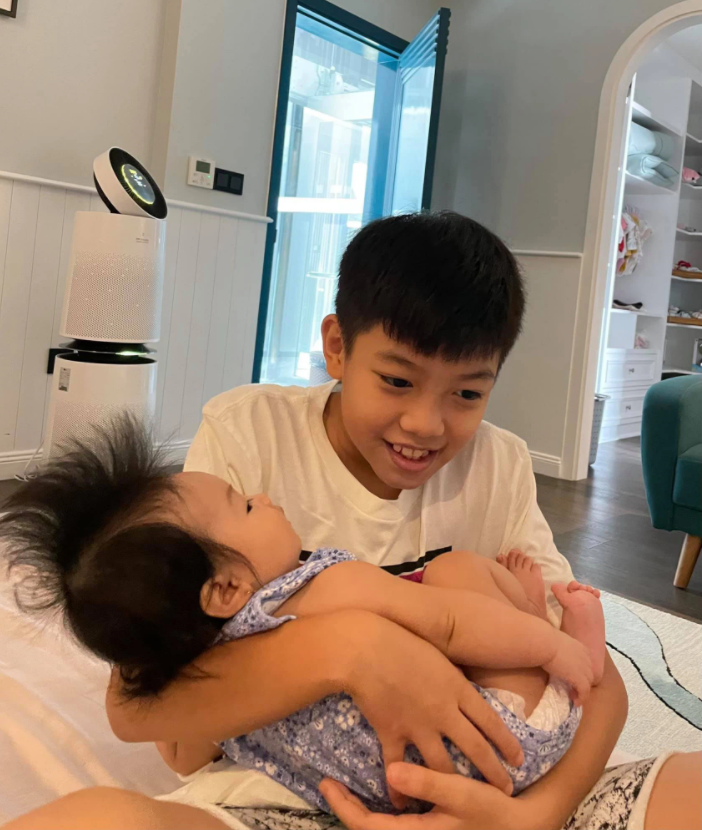 Subeo: Lớn l&ecirc;n giữa h&agrave;o quang nhưng chọn c&aacute;ch sống giản dị, anh cả cao lớn của 4 em nhỏ, "sợi d&acirc;y t&igrave;nh cảm" kết nối hai gia đ&igrave;nh- Ảnh 15.