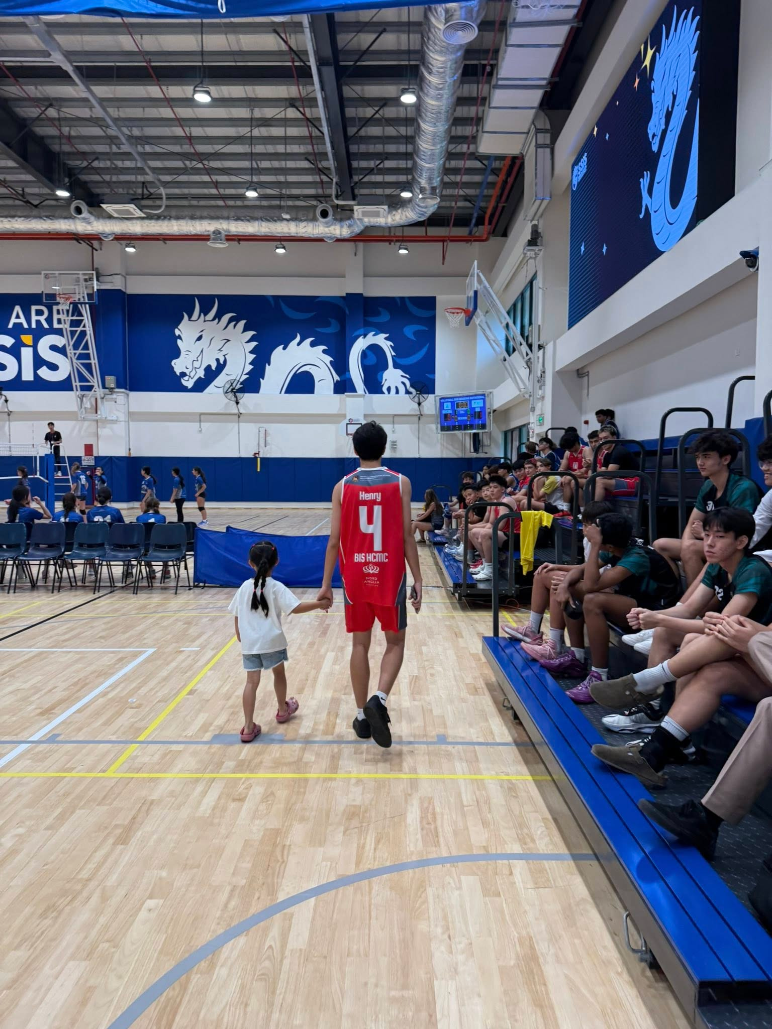 Subeo: Lớn l&ecirc;n giữa h&agrave;o quang nhưng chọn c&aacute;ch sống giản dị, anh cả cao lớn của 4 em nhỏ, "sợi d&acirc;y t&igrave;nh cảm" kết nối hai gia đ&igrave;nh- Ảnh 18.