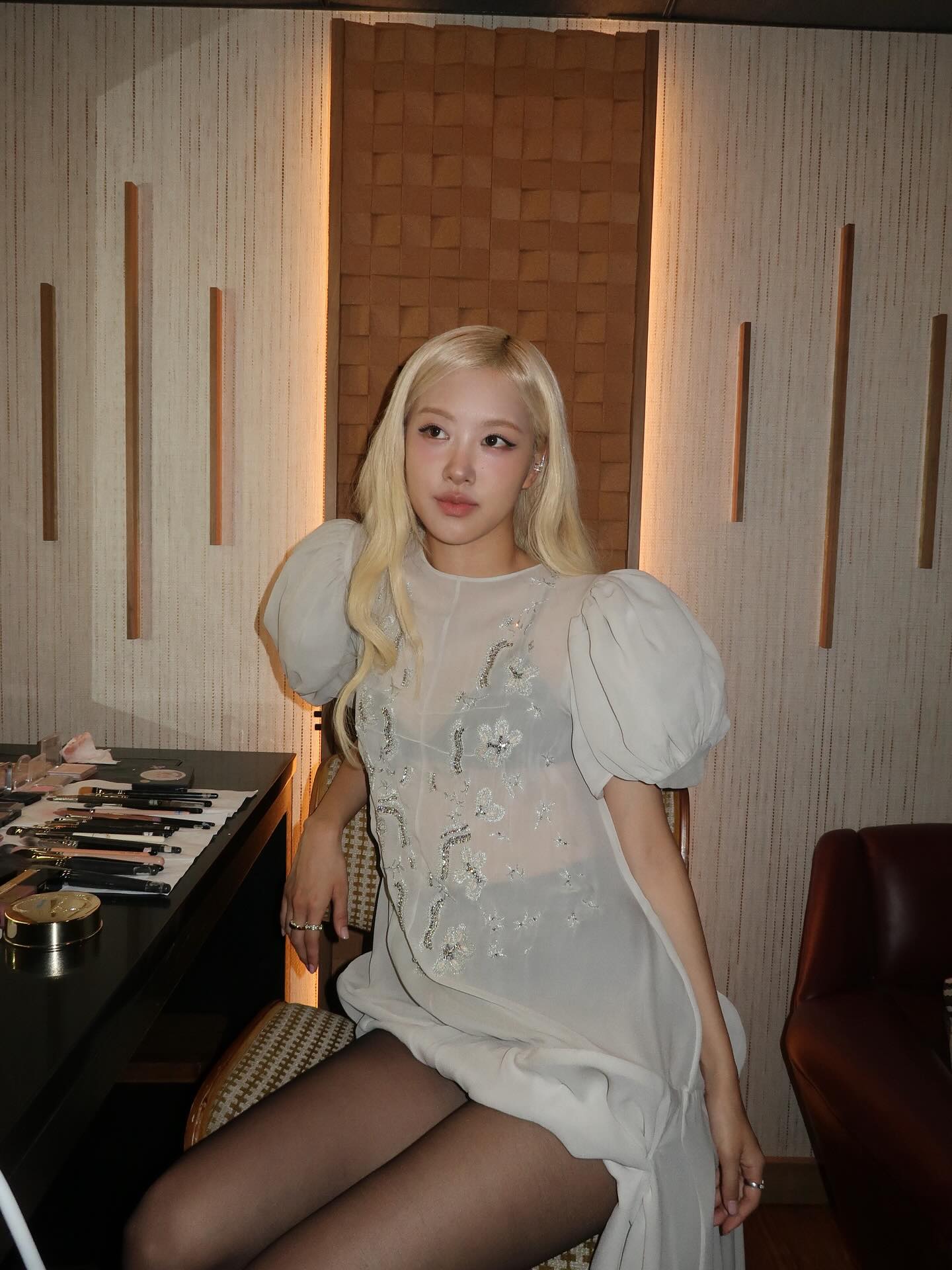 Ros&eacute; mặc v&aacute;y si&ecirc;u ngắn tại Coachella, để lộ m&oacute;n đồ gi&aacute; rẻ gi&uacute;p đ&ocirc;i ch&acirc;n nuột n&agrave; tức th&igrave;- Ảnh 8.