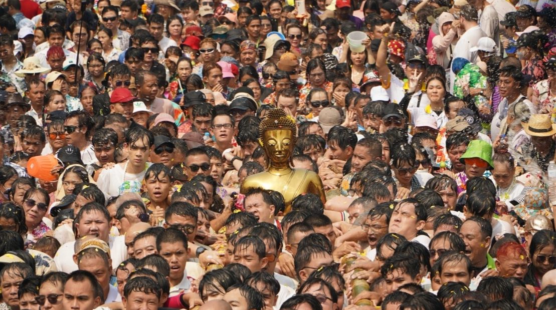 Ch&ugrave;m ảnh khiến ch&uacute;ng ta muốn bay sang Th&aacute;i Lan ngay b&acirc;y giờ: L&aacute;ng giềng Việt Nam tưng bừng đ&oacute;n năm mới với &ldquo;thủy chiến&rdquo; tr&ecirc;n phố - Ảnh 13.