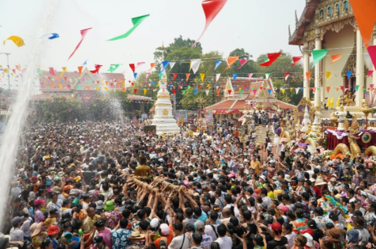 Ch&ugrave;m ảnh khiến ch&uacute;ng ta muốn bay sang Th&aacute;i Lan ngay b&acirc;y giờ: L&aacute;ng giềng Việt Nam tưng bừng đ&oacute;n năm mới với &ldquo;thủy chiến&rdquo; tr&ecirc;n phố - Ảnh 12.