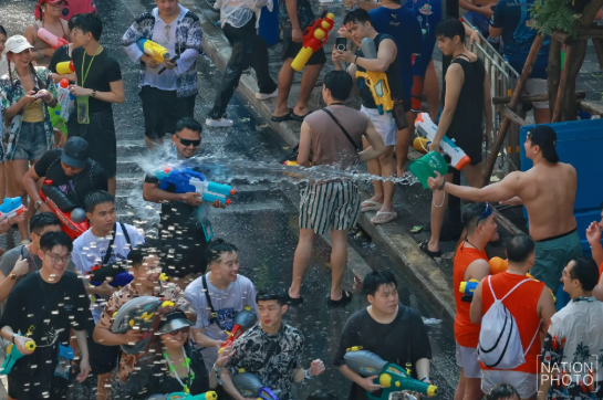 Ch&ugrave;m ảnh khiến ch&uacute;ng ta muốn bay sang Th&aacute;i Lan ngay b&acirc;y giờ: L&aacute;ng giềng Việt Nam tưng bừng đ&oacute;n năm mới với &ldquo;thủy chiến&rdquo; tr&ecirc;n phố - Ảnh 1.