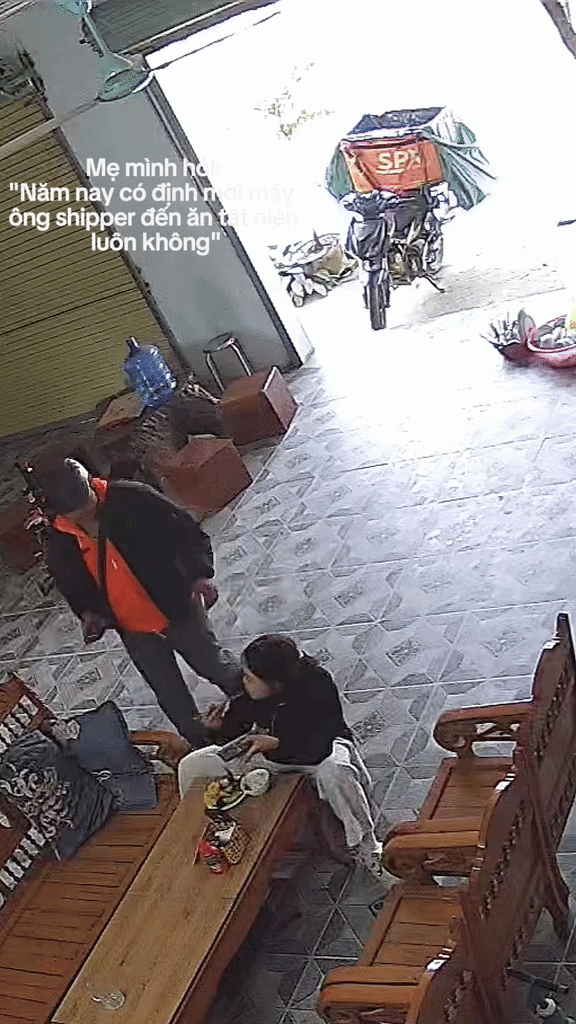 Shipper giao h&agrave;ng buổi trưa thấy con g&aacute;i chủ nh&agrave; ngồi ăn cơm n&ecirc;n đi thẳng v&agrave;o, h&agrave;nh động của cả 2 g&acirc;y t&ograve; m&ograve;- Ảnh 1.