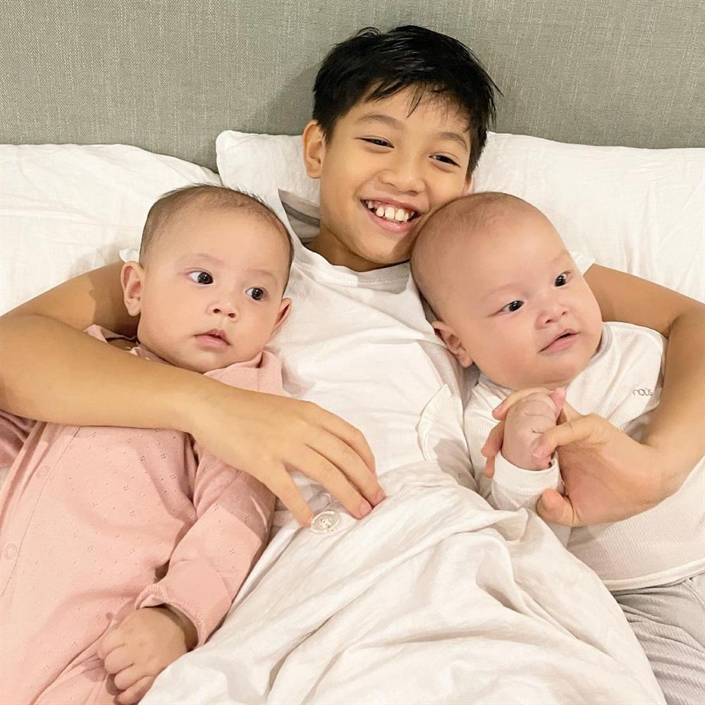 Subeo: Lớn l&ecirc;n giữa h&agrave;o quang nhưng chọn c&aacute;ch sống giản dị, anh cả cao lớn của 4 em nhỏ, "sợi d&acirc;y t&igrave;nh cảm" kết nối hai gia đ&igrave;nh- Ảnh 13.