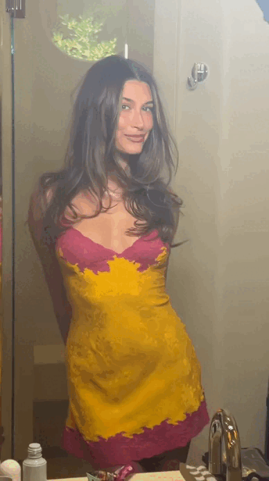 Hailey Bieber mặc chiếc v&aacute;y hot nhất m&ugrave;a h&egrave; 2026, chiếm hết spotlight ở Coachella - Ảnh 2.