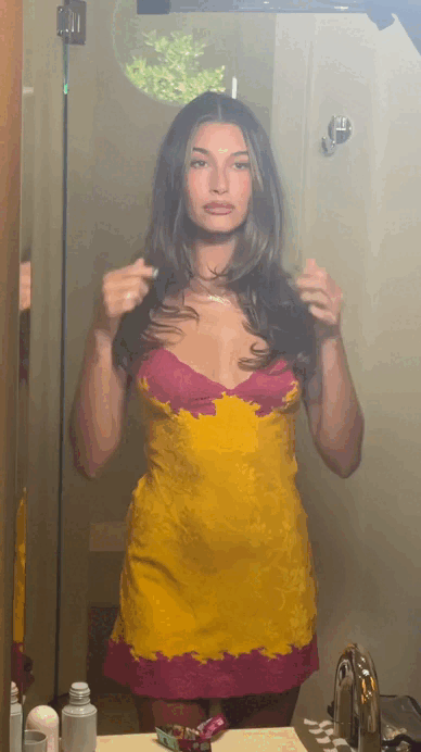 Hailey Bieber mặc chiếc v&aacute;y hot nhất m&ugrave;a h&egrave; 2026, chiếm hết spotlight ở Coachella - Ảnh 1.