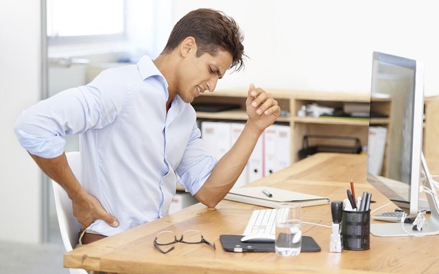 B&aacute;c sĩ Việt Đức cảnh b&aacute;o: Loại nước nhiều người trẻ uống mỗi ng&agrave;y đang &acirc;m thầm l&agrave;m hại xương khớp, 30 tuổi đ&atilde; đau lưng, tho&aacute;t vị đĩa đệm- Ảnh 2.