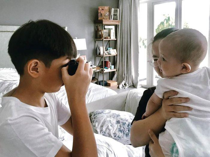 Subeo: Lớn l&ecirc;n giữa h&agrave;o quang nhưng chọn c&aacute;ch sống giản dị, anh cả cao lớn của 4 em nhỏ, "sợi d&acirc;y t&igrave;nh cảm" kết nối hai gia đ&igrave;nh- Ảnh 12.