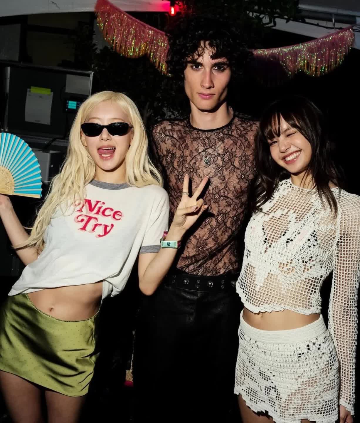 Ros&eacute; mặc v&aacute;y si&ecirc;u ngắn tại Coachella, để lộ m&oacute;n đồ gi&aacute; rẻ gi&uacute;p đ&ocirc;i ch&acirc;n nuột n&agrave; tức th&igrave;- Ảnh 1.