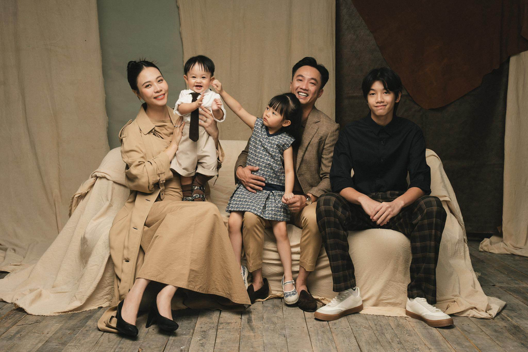 Subeo: Lớn l&ecirc;n giữa h&agrave;o quang nhưng chọn c&aacute;ch sống giản dị, anh cả cao lớn của 4 em nhỏ, "sợi d&acirc;y t&igrave;nh cảm" kết nối hai gia đ&igrave;nh- Ảnh 20.