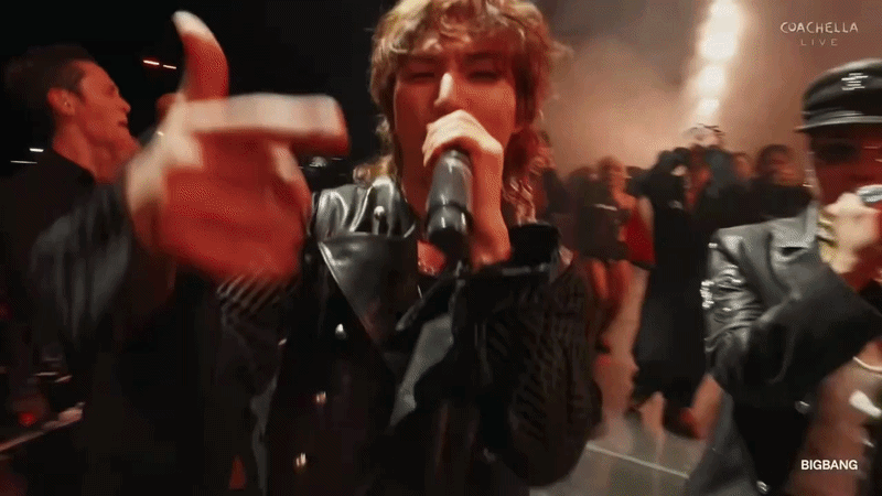 G-Dragon đem 3000 vi&ecirc;n kim cương l&ecirc;n s&acirc;n khấu Coachella nhưng kh&ocirc;ng s&aacute;ng bằng khoảnh khắc c&ugrave;ng Taeyang l&agrave;m 1 chuyện- Ảnh 12.