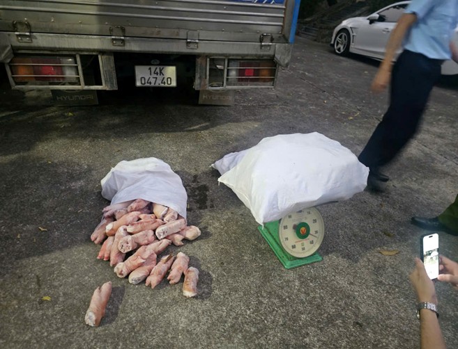Kinh hoàng phát hiện 12,24 tấn chân lợn đông lạnh bốc mùi hôi thối: Chủ kho hàng SN 1993 khai gì?- Ảnh 2. Kinh hoàng phát hiện 12,24 tấn chân lợn đông lạnh bốc mùi hôi thối: Chủ kho hàng SN 1993 khai gì?- Ảnh 2.