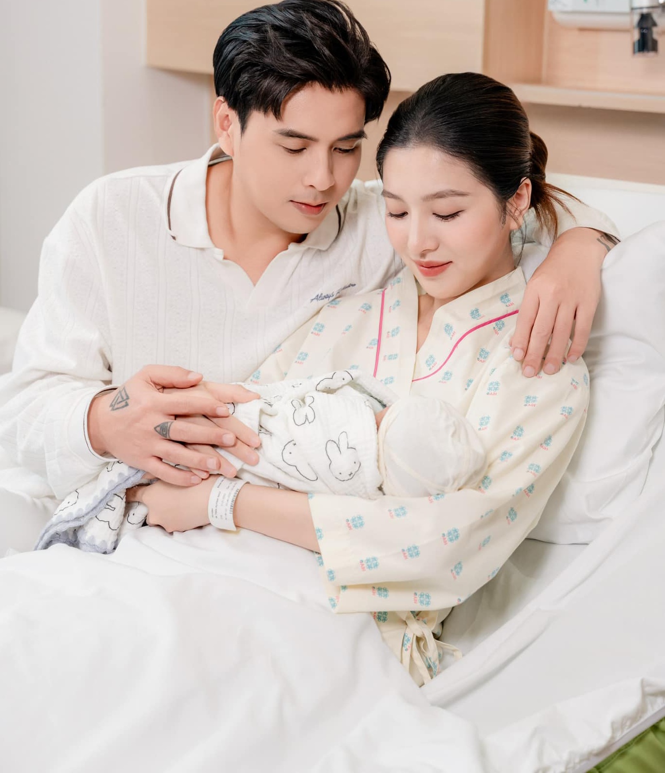 Vợ k&eacute;m 17 tuổi của Hồ Quang Hiếu đang mang thai con thứ 2?- Ảnh 1.