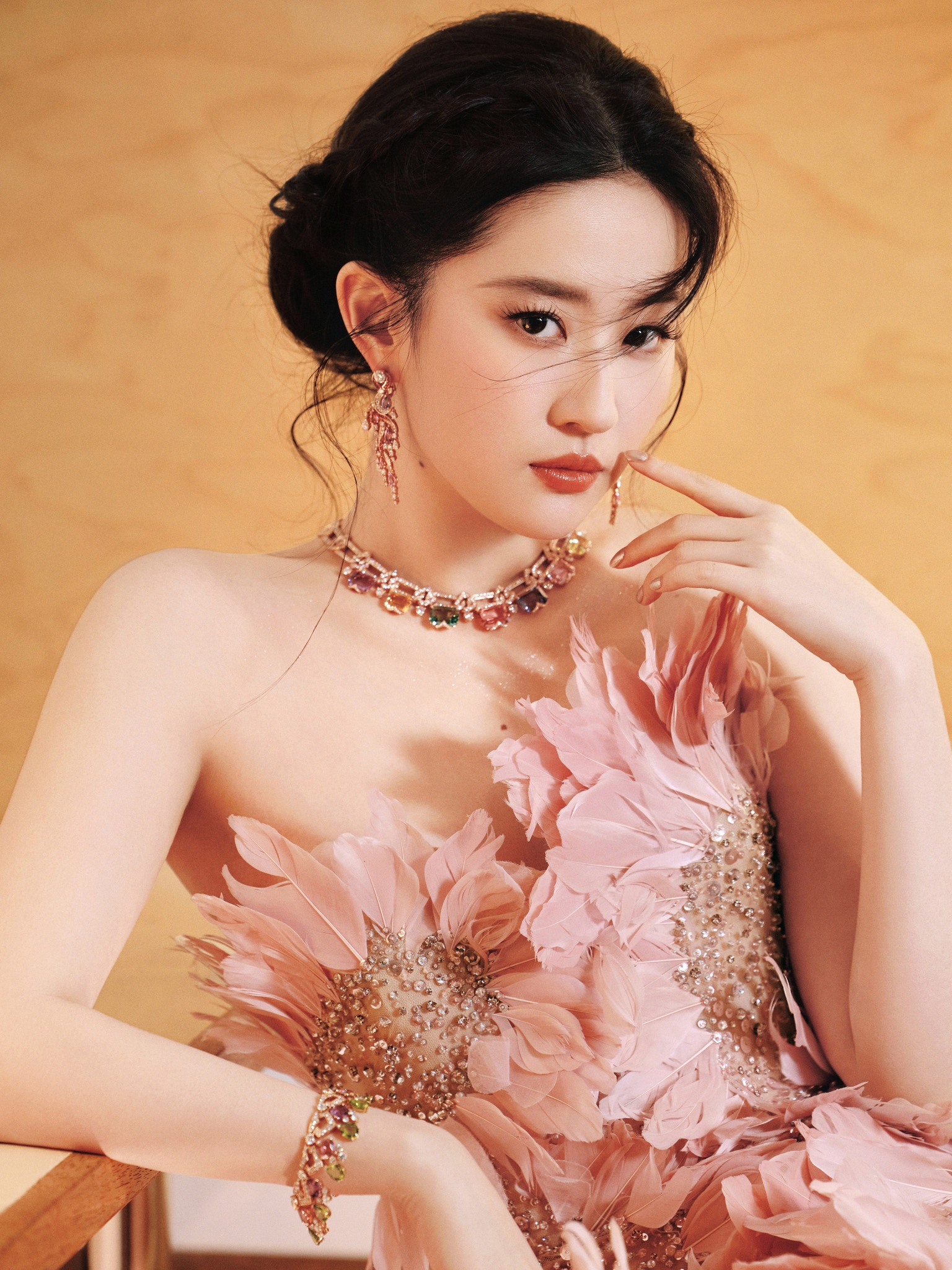 Đẳng cấp sao nữ hạng A gọi t&ecirc;n Lưu Diệc Phi: Cứ xuất hiện lại g&acirc;y sốt, chăm khoe d&aacute;ng gợi cảm kh&oacute; rời mắt- Ảnh 6.